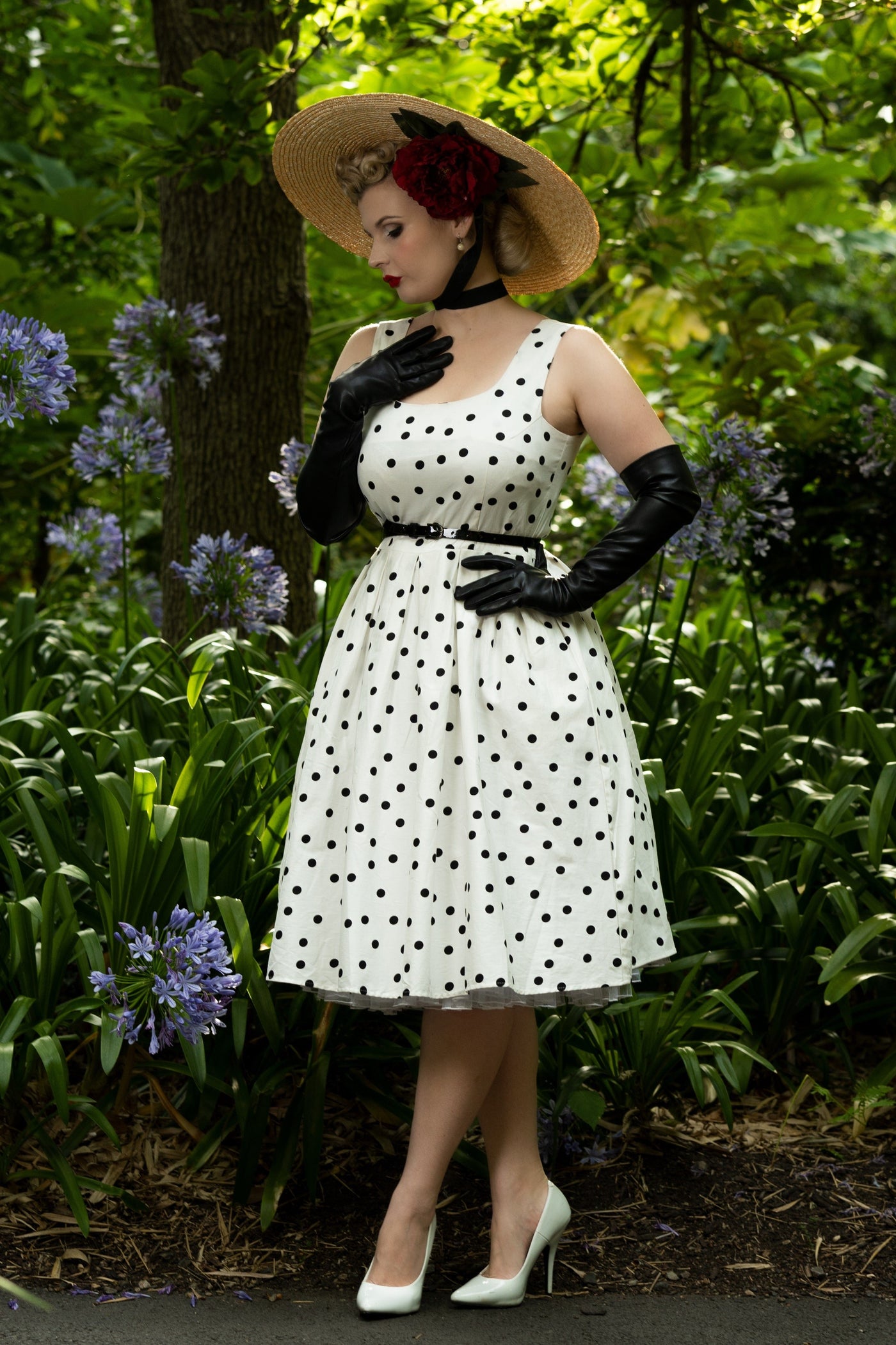 A model waering Scoop Neck Polka Dot Swing Dress in White-Black