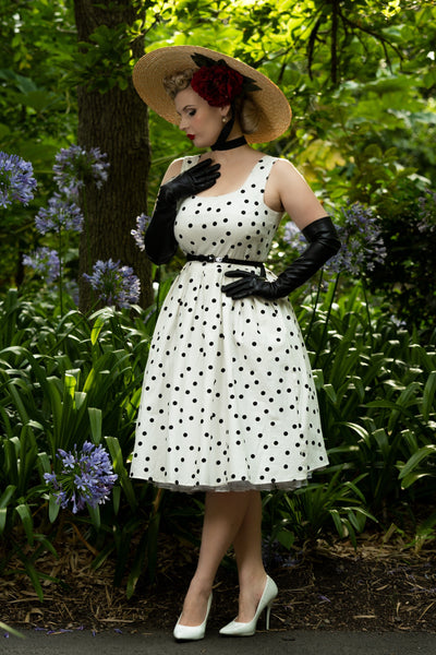 A model waering Scoop Neck Polka Dot Swing Dress in White-Black