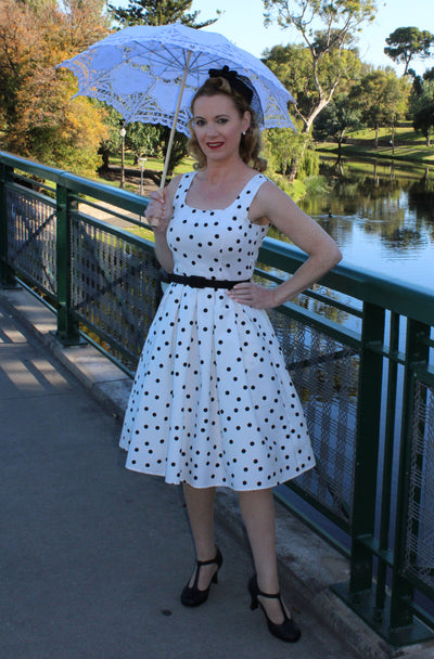 Woman's Scoop Neck Polka Dot Swing Dress in White-Black