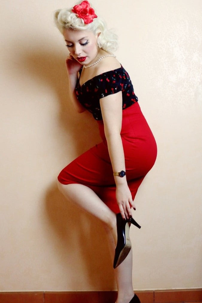 Miss Lady Noir wears our falda pencil skirt, in burgundy red, with a top, whilst adjusting her heel