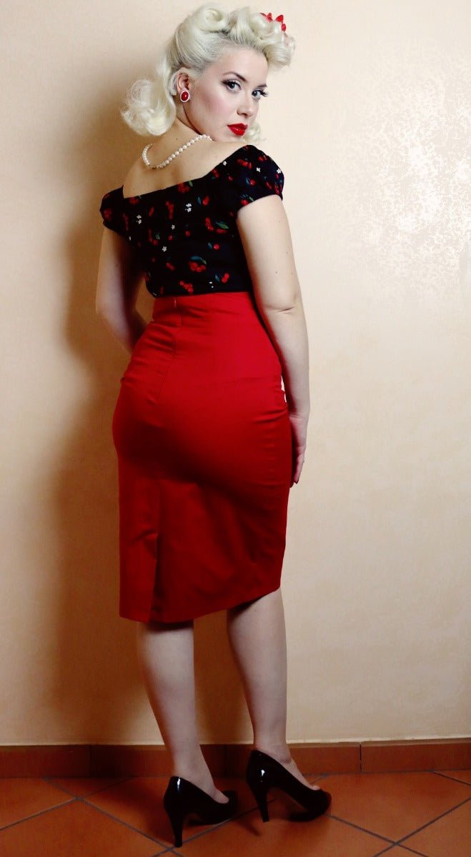 Miss Lady Noir wears our falda pencil skirt, in burgundy red, with a top, back view